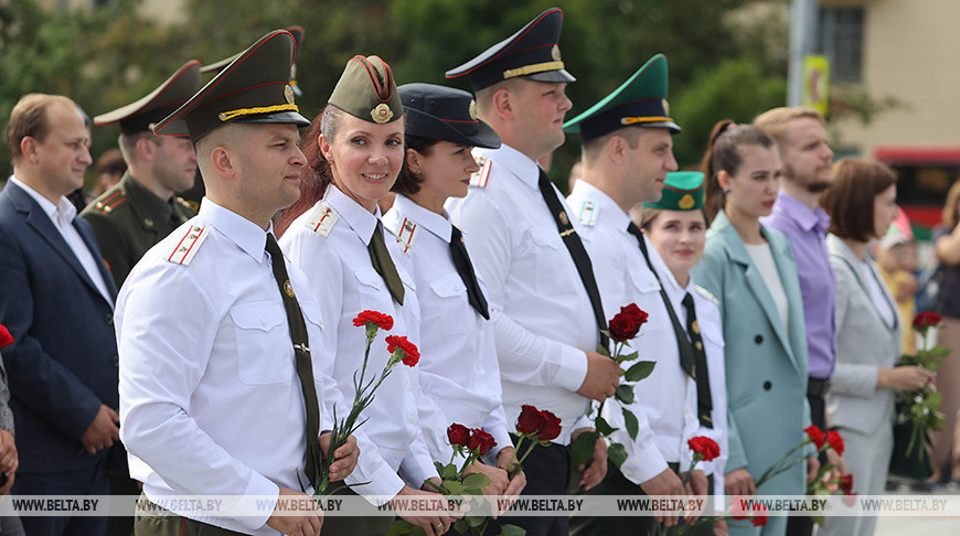 Делегаты съезда БРСМ возложили цветы к монументу Победы в Минске