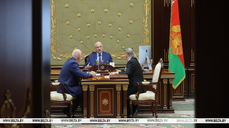 Лукашенко принял с докладом вице-премьера Анатолия Сивака и министра транспорта и коммуникаций Алексея Авраменко
