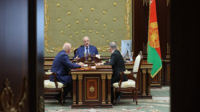 Лукашенко принял с докладом вице-премьера Анатолия Сивака и министра транспорта и коммуникаций Алексея Авраменко