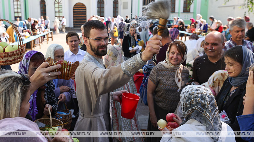 Православные верующие празднуют Яблочный Спас