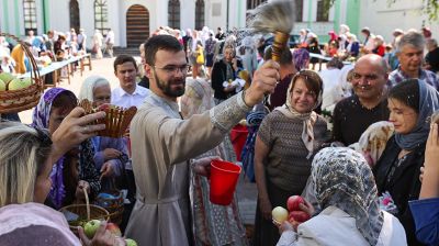 Православные верующие празднуют Яблочный Спас