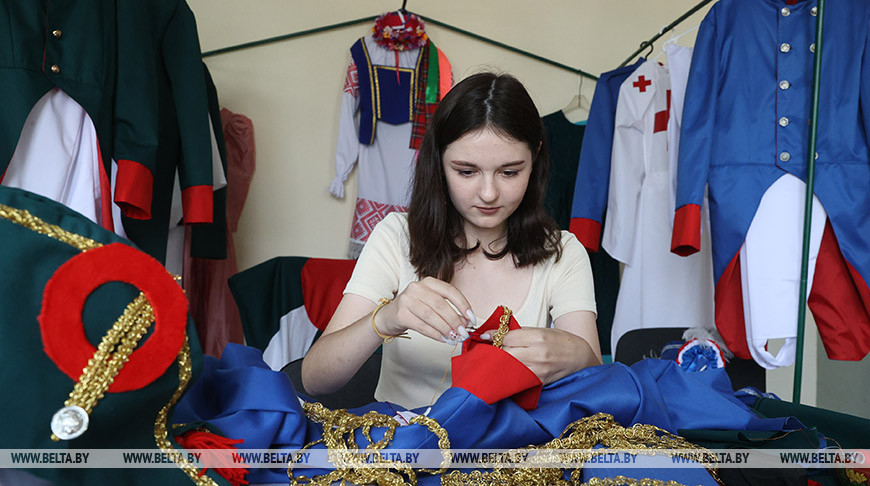 Сценические костюмы готовят к инвестфоруму в Могилевском районе