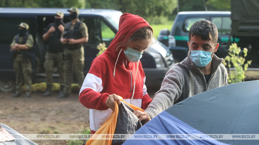 Беженцы разбили стихийный лагерь на белорусско-польской границе