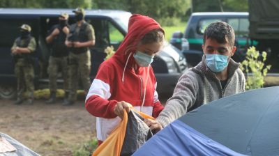 Беженцы разбили стихийный лагерь на белорусско-польской границе