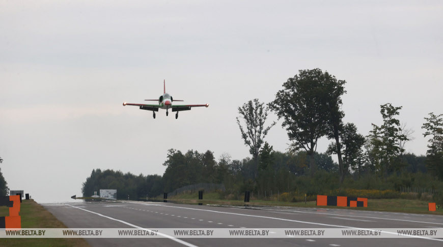 Белорусские летчики выполнили посадку на автотрассу 