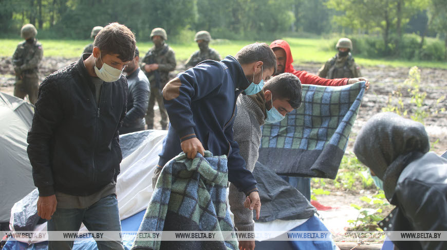 Беженцам из Афганистана на линии белорусско-польской границы передали гуманитарную помощь