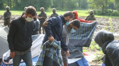 Беженцам из Афганистана на линии белорусско-польской границы передали гуманитарную помощь