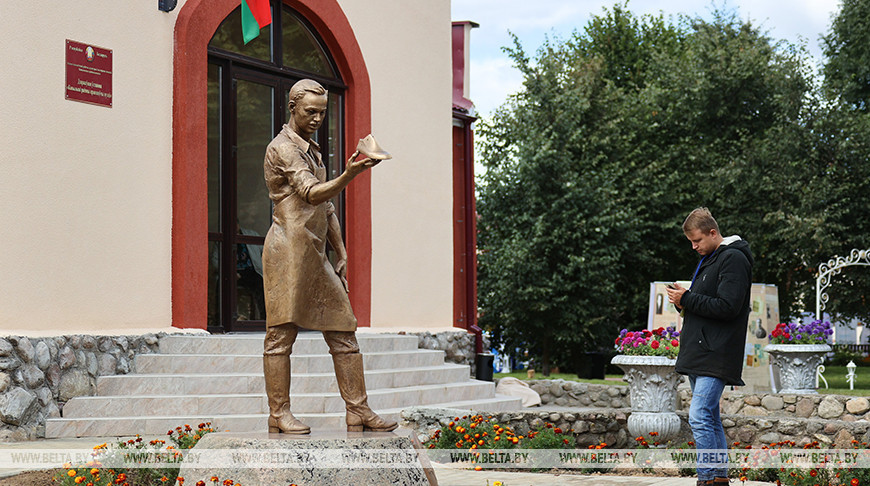 Памятник Тишке Гартному открыли в День письменности в Копыле