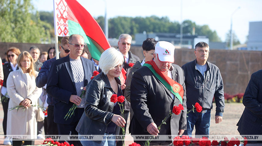 Участники автопробега "Символ единства" провели митинг у Кургана Славы в Гродно