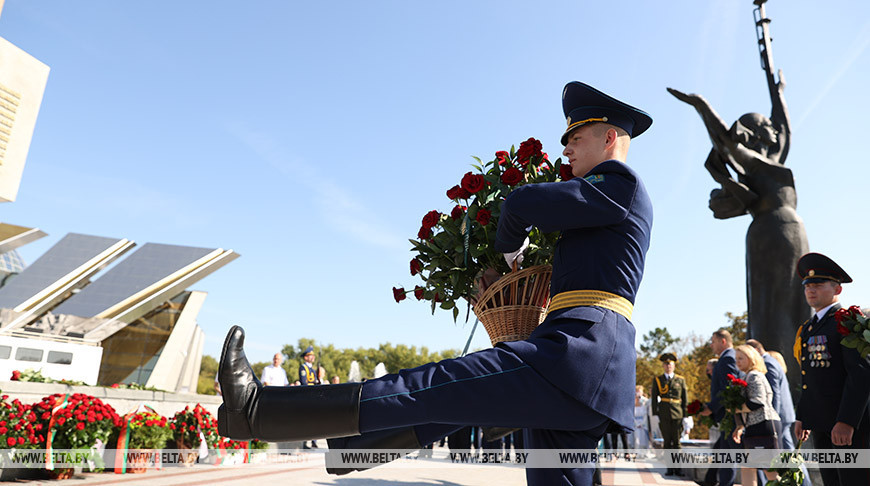 Празднование Дня города в Минске началось с возложения цветов к стеле