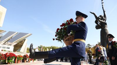 Празднование Дня города в Минске началось с возложения цветов к стеле