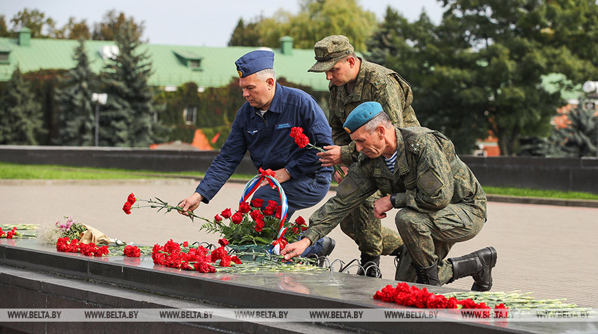 Участники учения "Запад-2021" возложили цветы к Вечному огню Брестской крепости