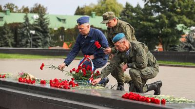 Участники учения "Запад-2021" возложили цветы к Вечному огню Брестской крепости