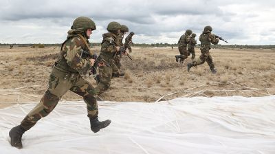 Массовое десантирование прошло под Брестом на учении "Запад-2021"