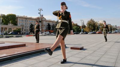 На площади Победы учащиеся несут Вахту Памяти