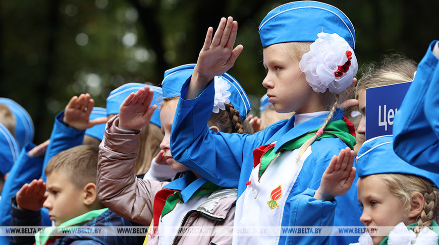 Пионеры Минска получили список добрых дел на год во время акции "Мы едины"