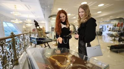 Участницы конкурса "Мисс Беларусь" побывали на экскурсии во Дворце Независимости