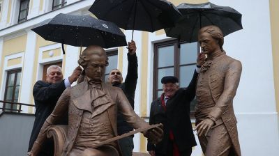 Скульптуру "Скамья архитекторов" открыли в День города в Гродно