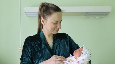 В Витебском областном роддоме поздравили женщин, родивших детей в День народного единства
