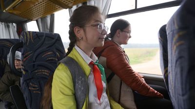 Школьные автобусы подвозят детей из отдаленных районов к месту учебы