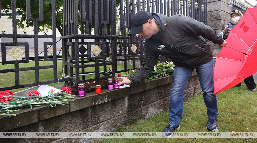 Минчане несут цветы к посольству России в связи трагедии в Перми