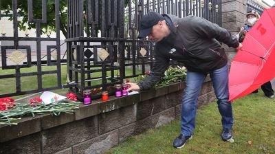 Минчане несут цветы к посольству России в связи трагедии в Перми