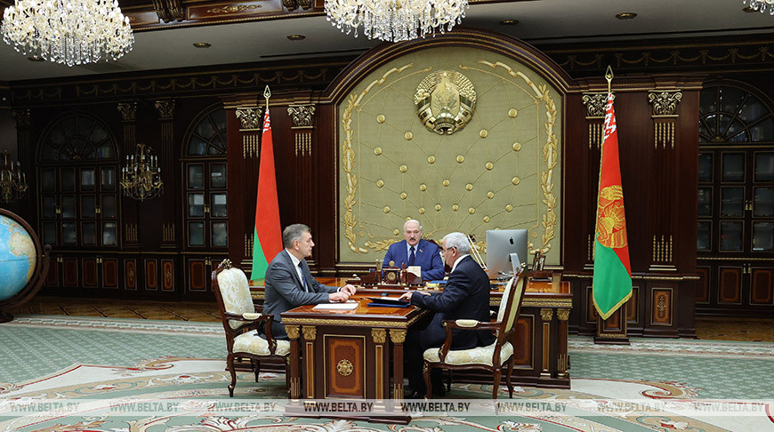 Лукашенко принял с докладом руководство Минпрома