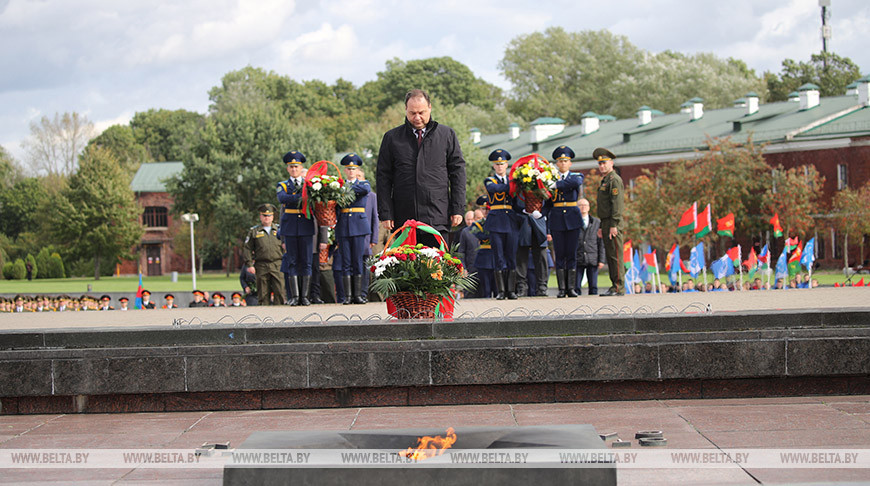 Головченко возложил цветы к Вечному огню Брестской крепости