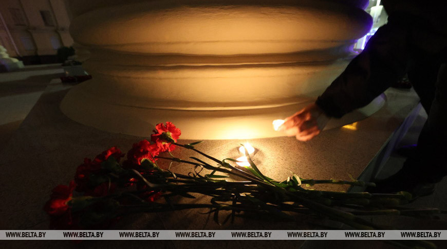 К зданию КГБ в Минске люди несут цветы