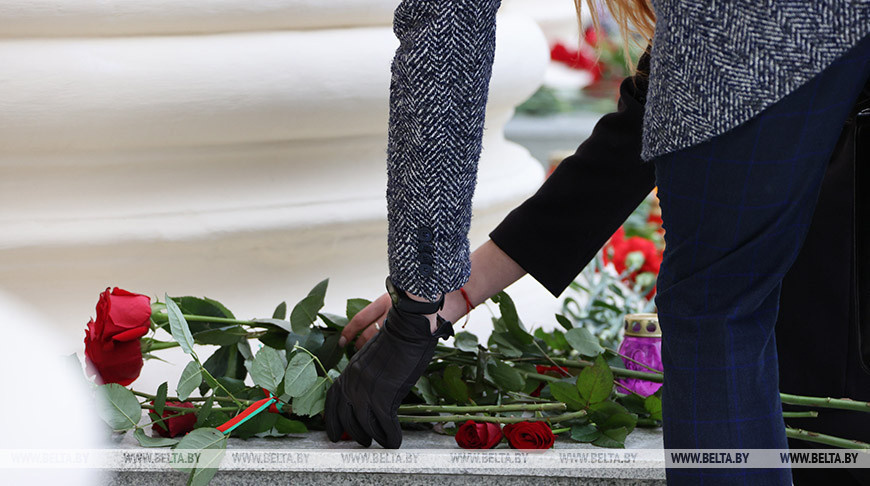 К зданию КГБ в Минске люди продолжают нести цветы