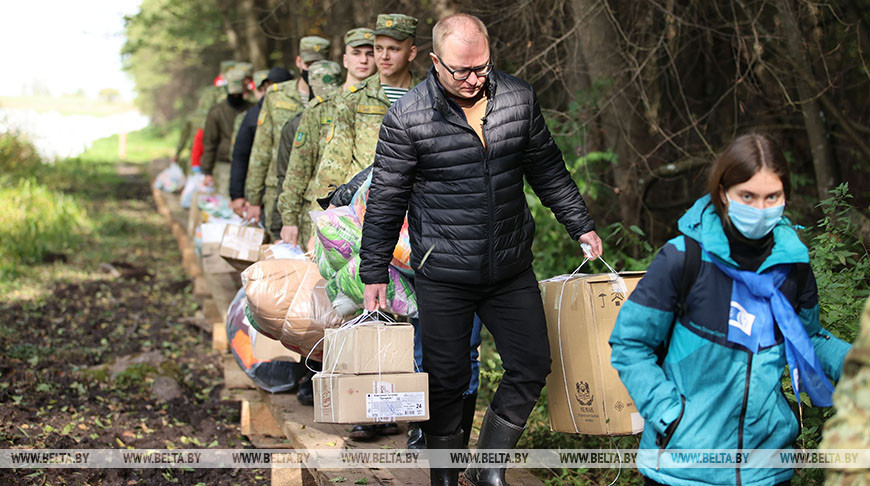 Беженцам из Афганистана на линии белорусско-польской границы передали гумпомощь от БСЖ