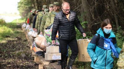 Беженцам из Афганистана на линии белорусско-польской границы передали гумпомощь от БСЖ