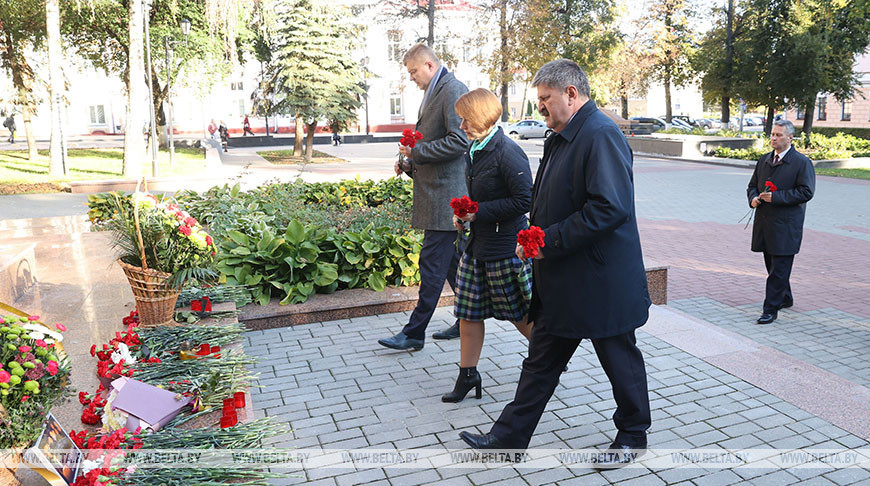 Руководство Гомельского облисполкома возложило цветы к памятнику у здания КГБ в Гомеле