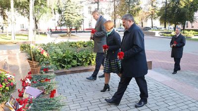 Руководство Гомельского облисполкома возложило цветы к памятнику у здания КГБ в Гомеле