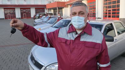Более 20 авто передали силовые ведомства и предприятия для медиков Гомеля
