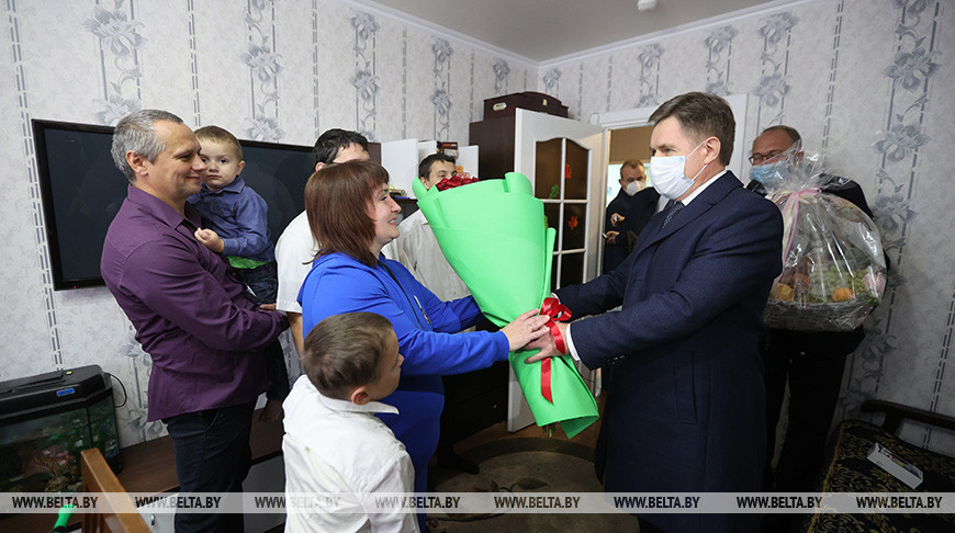 Петришенко поздравил с праздником многодетную мать
