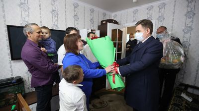 Петришенко поздравил с праздником многодетную мать