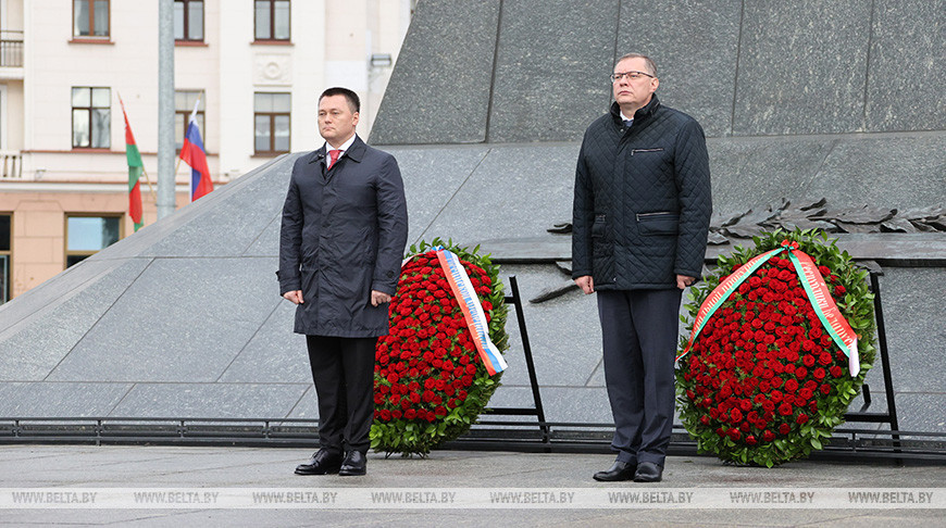 Генеральные прокуроры Беларуси и России возложили венки к монументу Победы в Минске