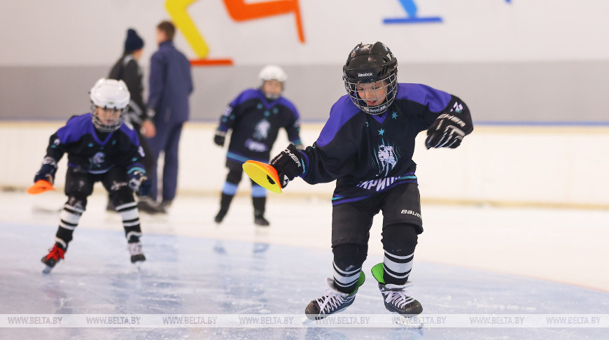 На конькобежном стадионе "Минск-Арены" проходят тренировки юных хоккеистов