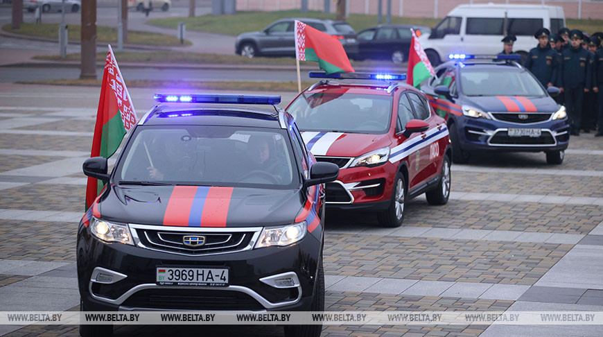 В Гродно вручили ключи от 14 новых машин для спасательных подразделений