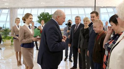 Лукашенко вручил награды Роме Когодовскому и спасшим его медикам