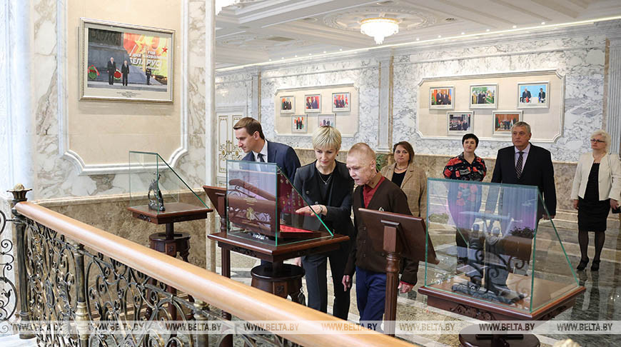 Рома Когодовский и спасшие его медики побывали на экскурсии во Дворце Независимости