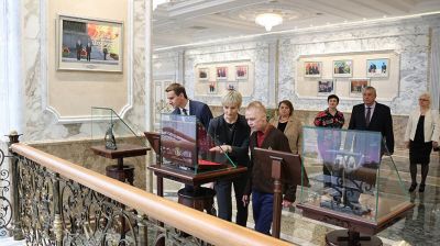 Рома Когодовский и спасшие его медики побывали на экскурсии во Дворце Независимости