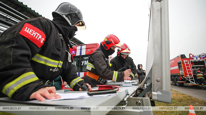 Действия спасателей при пожаре на складе нефтепродуктов отработали на учении под Брестом