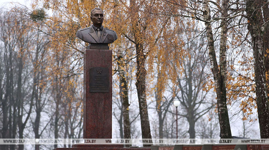 В Гродно установили памятник генералу Алексею Антонову