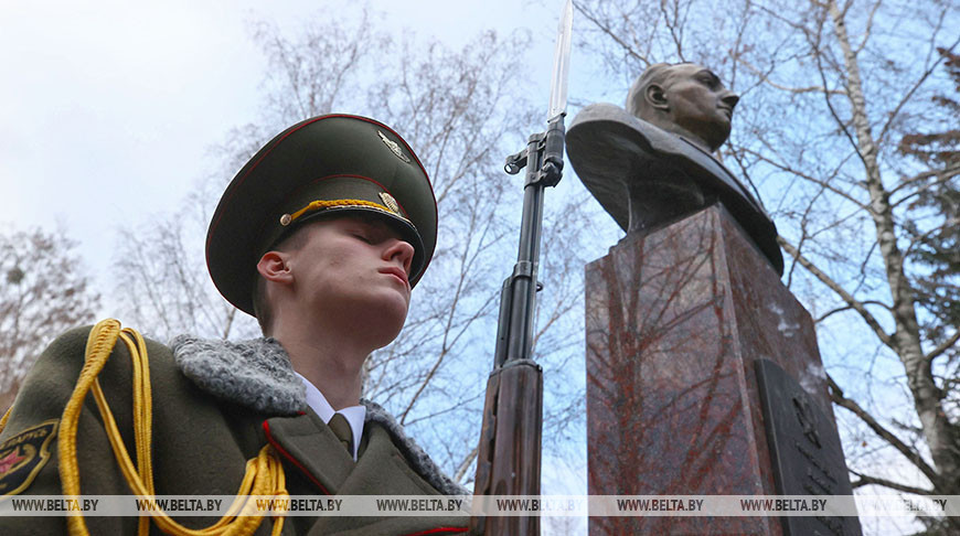 В Гродно торжественно открыли памятник генералу Алексею Антонову