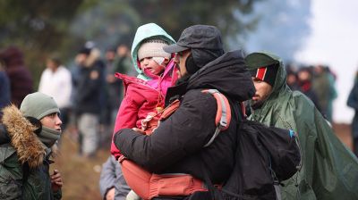 Большая группа мигрантов вышла к белорусско-польской границе
