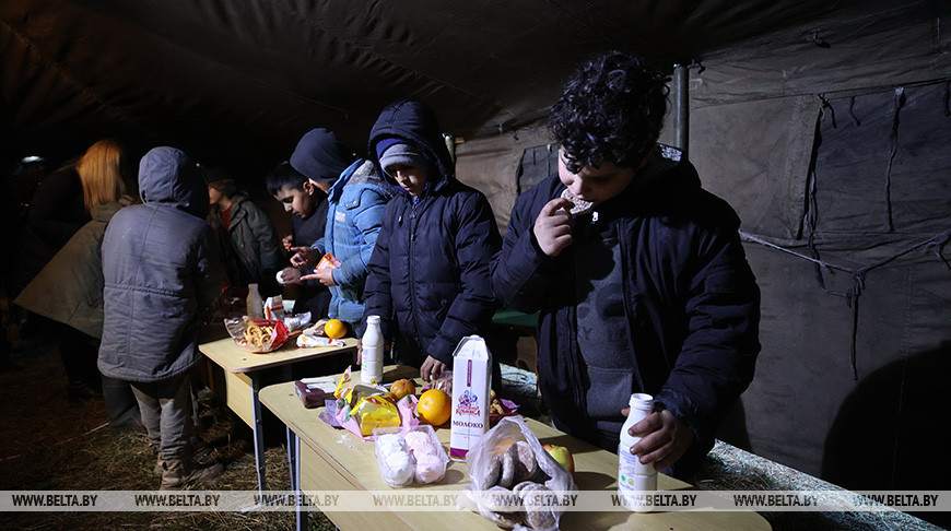 Три большие палатки для обогрева и питания детей и женщин установили в лагере беженцев