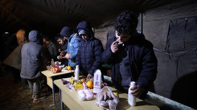 Три большие палатки для обогрева и питания детей и женщин установили в лагере беженцев