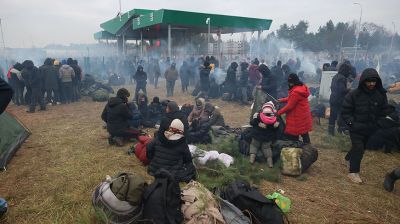 Беженцы ставят палатки, раскладывают спальники и разводят костры у польского пункта пропуска